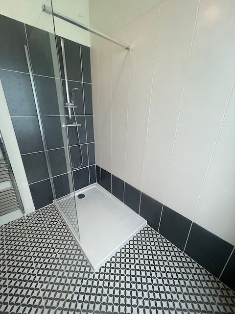 Mise en place de carrelage de salle de bain et de l'&eacute;tanch&eacute;it&eacute;